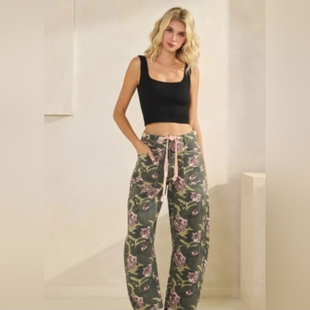 Veveret Camo Floral Barrel Jean